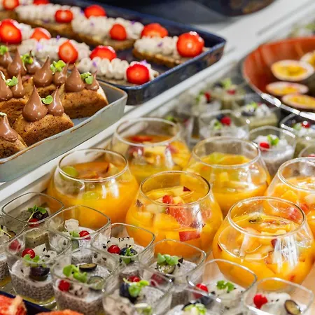 Wellclub - Family Wellness & Seaview Suites Πάφος