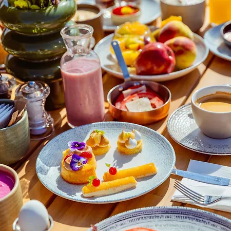 Отель Wellclub - Family Wellness & Seaview Пафос