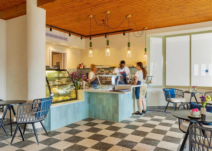 Wellclub - Family Wellness & Sea View 4* פאפוס