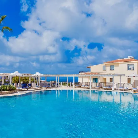 Отель Wellclub Resort - Wellness & Seaview Suites Пафос