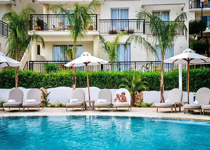 Wellclub Resort - Wellness & Seaview Suites 4* Пафос