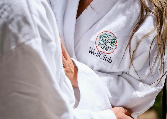 Wellclub Resort - Wellness & Seaview Suites 4* Пафос