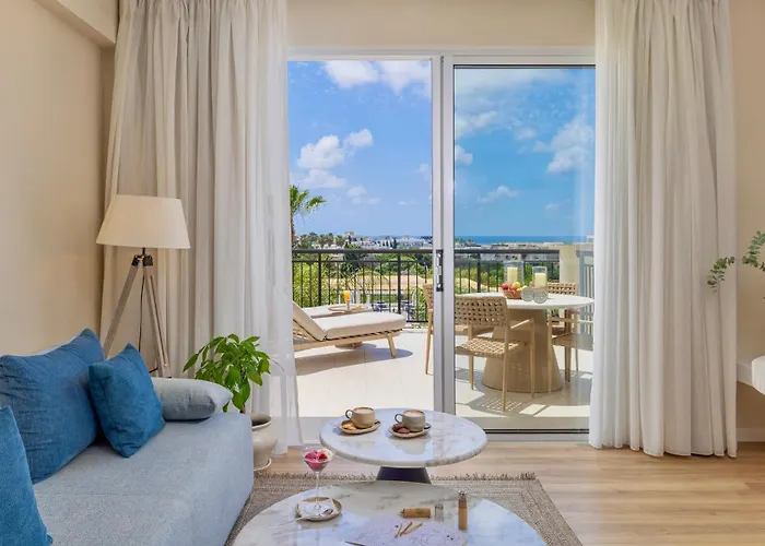 Wellclub Resort - Wellness & Seaview Suites 4* Пафос