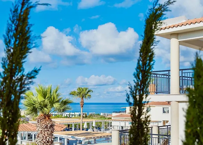 Wellclub Resort - Wellness & Seaview Suites Отель Пафос